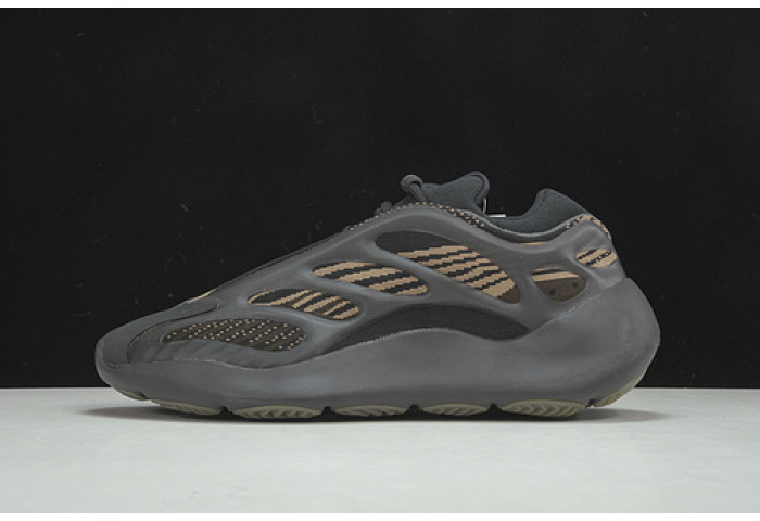 Y**zy 700 v3 