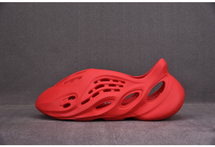 Y**zy foam runner slide red