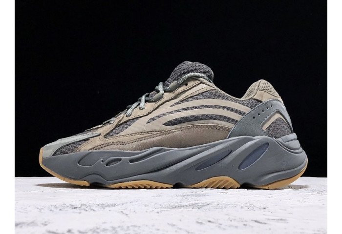 Y**zy boost 700 v2 geode eg6860