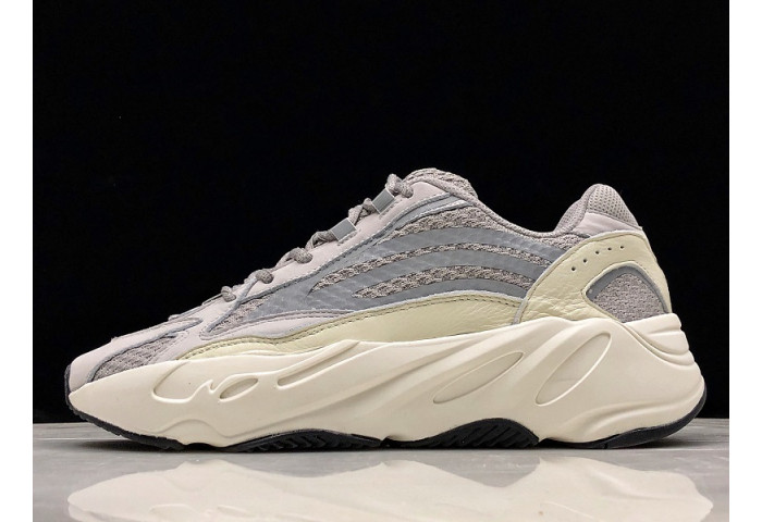 Y**zy 700 v2 static ef2829
