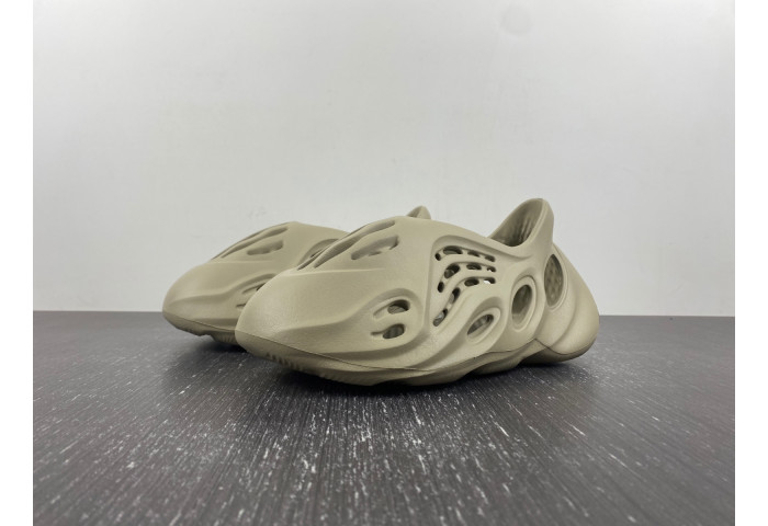 Y**zy foam runner  gv6840