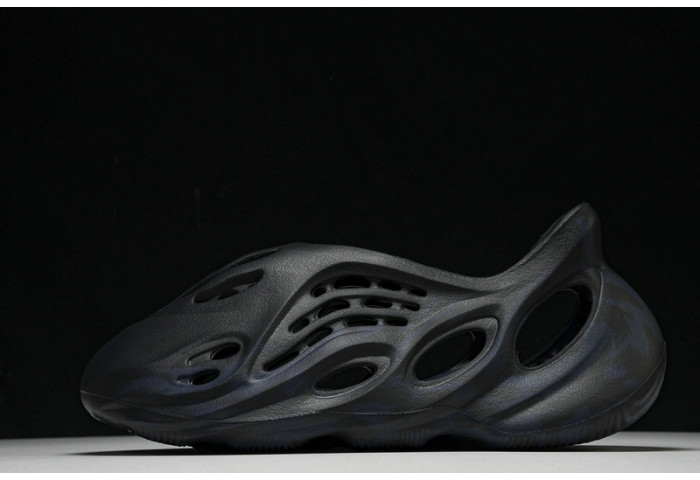 Y**zy foam runner gv7903