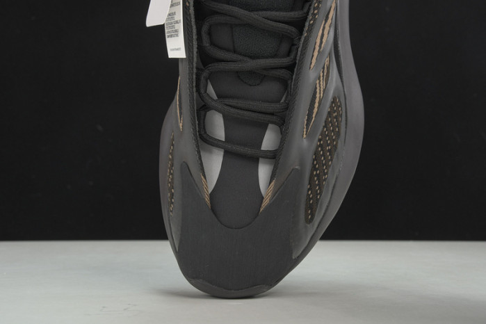 Y**zy 700 v3 