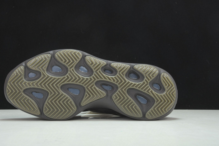 Y**zy 700 v3 