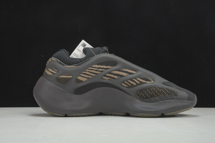 Y**zy 700 v3 