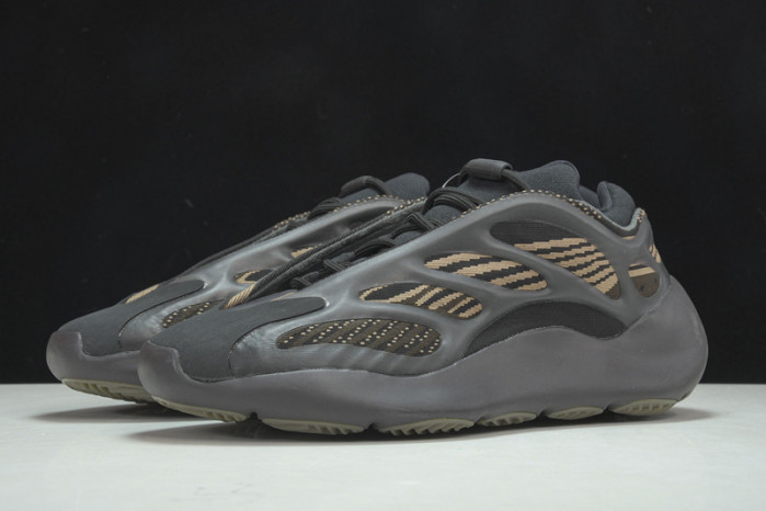 Y**zy 700 v3 