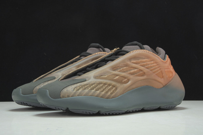 Y**zy 700 v3  “copper fade”  gy4109