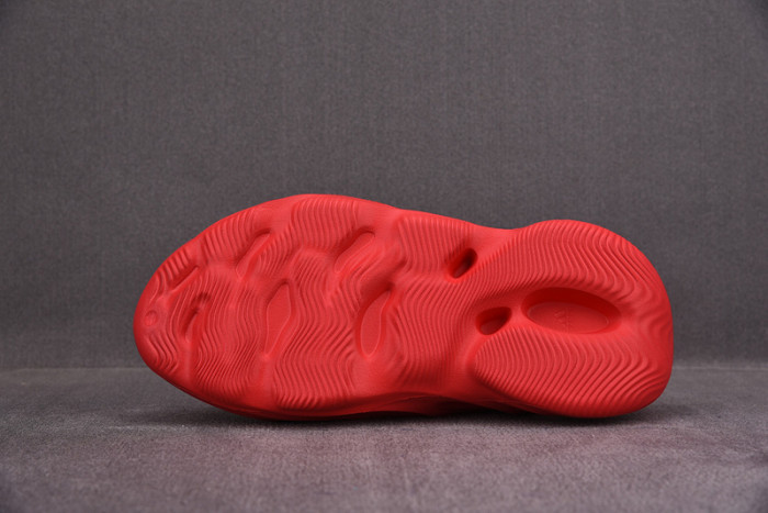 Y**zy foam runner slide red