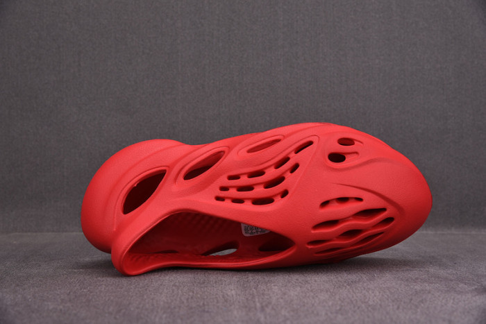 Y**zy foam runner slide red