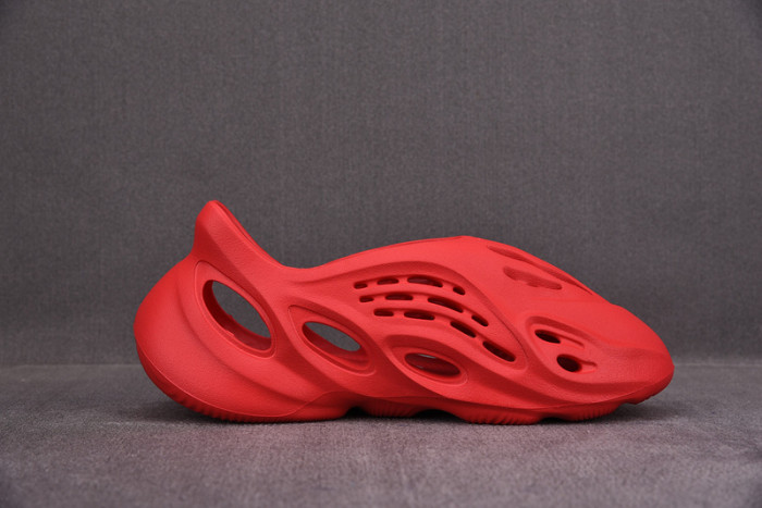 Y**zy foam runner slide red