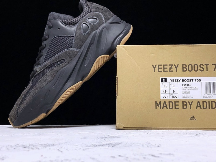 Y**zy boost 700 utility black fv5304