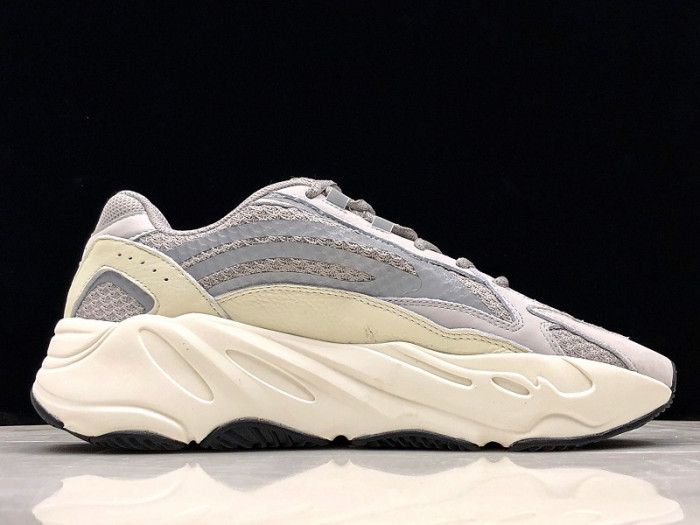 Y**zy 700 v2 static ef2829
