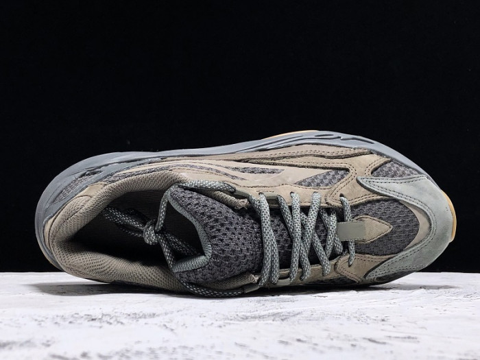 Y**zy boost 700 v2 geode eg6860