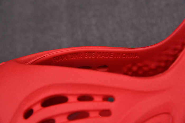 Y**zy foam runner slide red