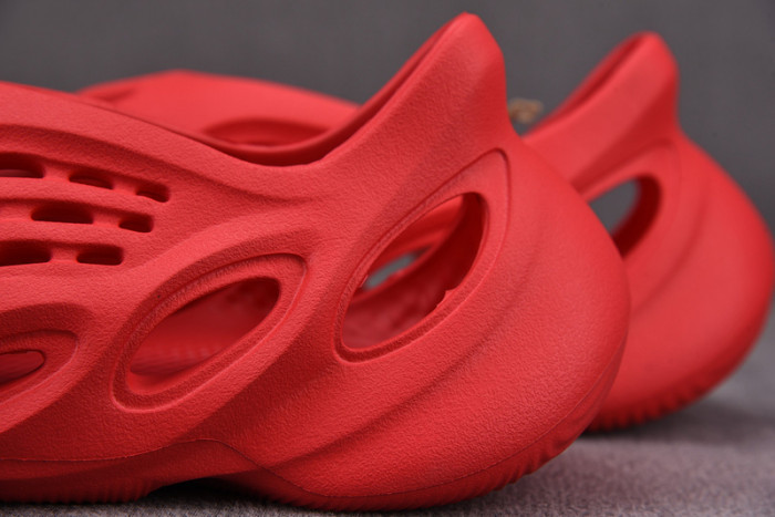 Y**zy foam runner slide red