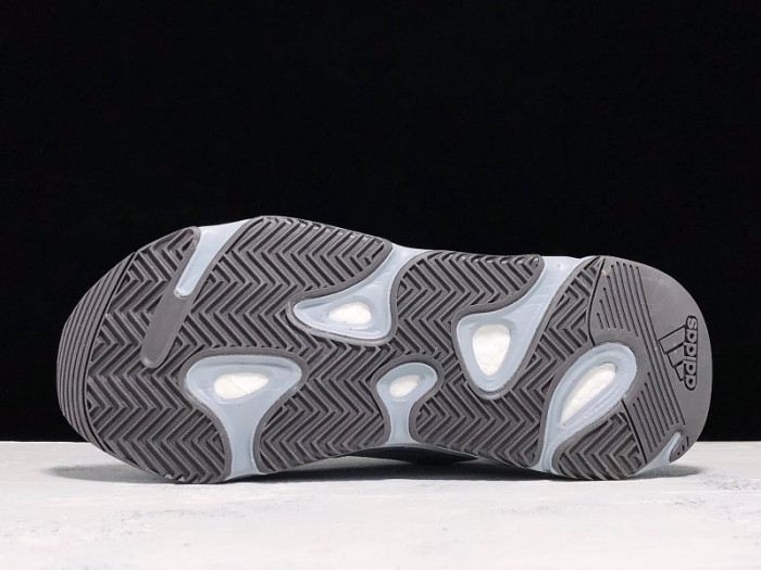 Y**zy boost 700 v2 hospital blue fv8424