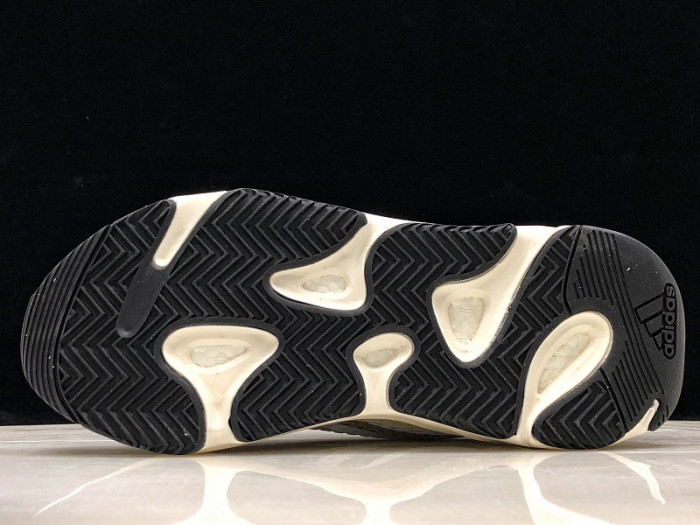 Y**zy 700 v2 static ef2829