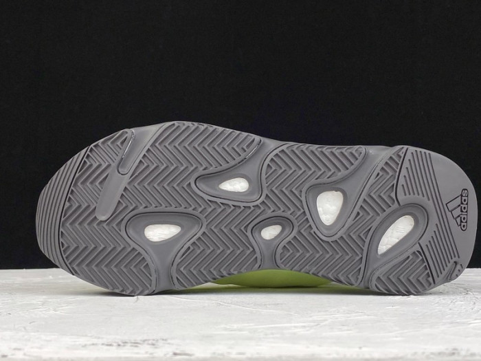 Y**zy boost 700 mnvn phosphor fy3727