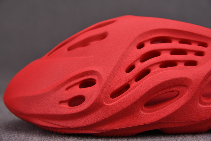 Y**zy foam runner slide red