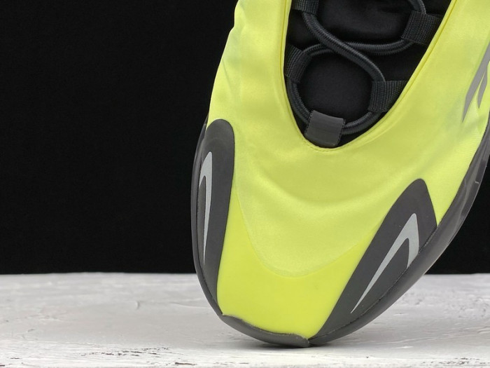 Y**zy boost 700 mnvn phosphor fy3727