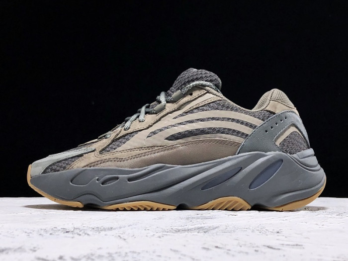Y**zy boost 700 v2 geode eg6860
