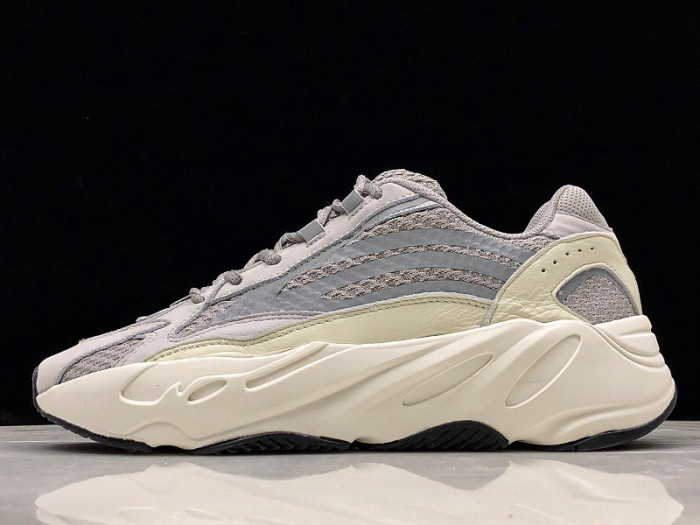 Y**zy 700 v2 static ef2829