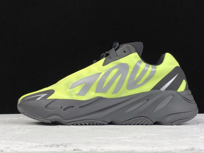 Y**zy boost 700 mnvn phosphor fy3727
