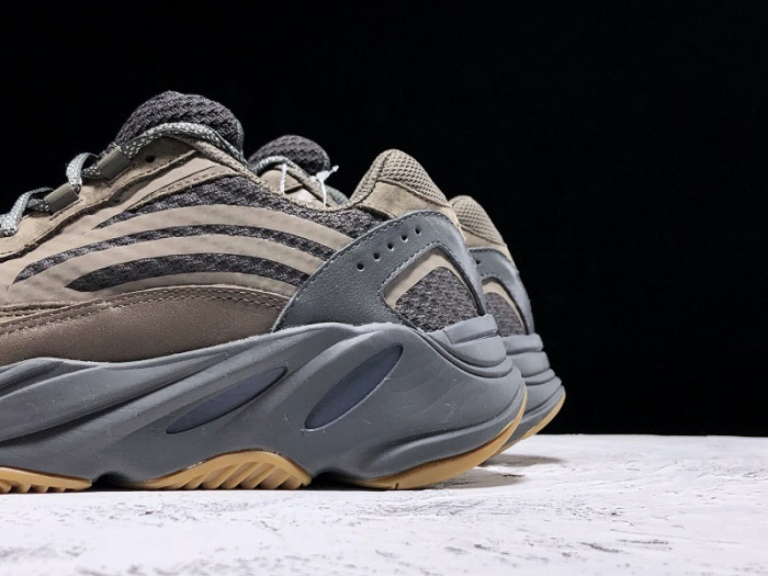 Y**zy boost 700 v2 geode eg6860