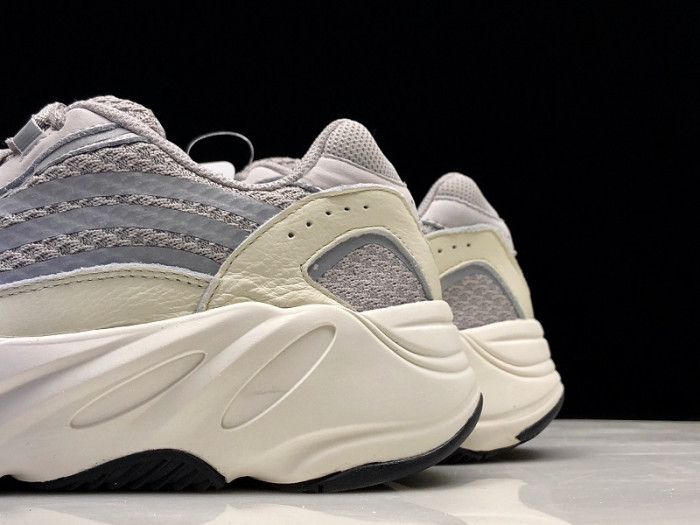 Y**zy 700 v2 static ef2829