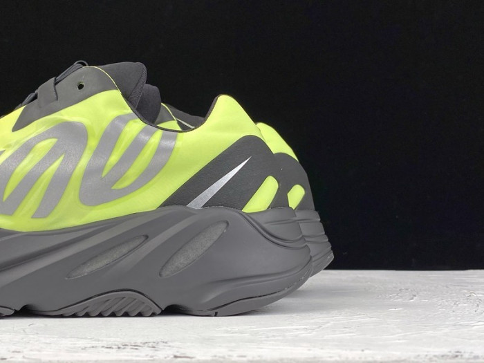 Y**zy boost 700 mnvn phosphor fy3727