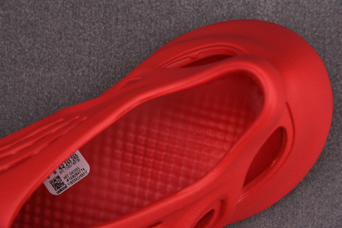 Y**zy foam runner slide red