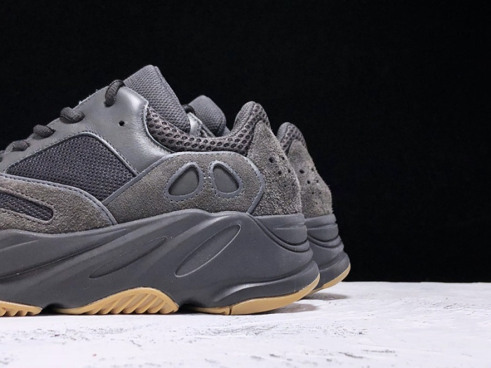 Y**zy boost 700 utility black fv5304