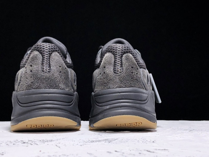 Y**zy boost 700 utility black fv5304