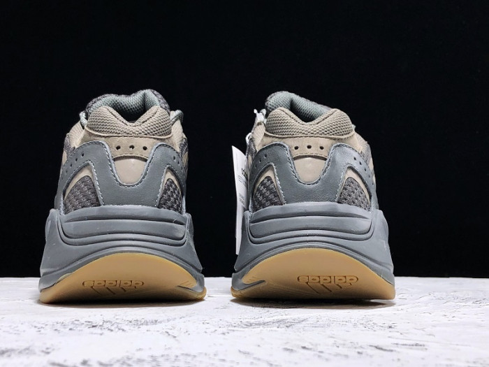 Y**zy boost 700 v2 geode eg6860