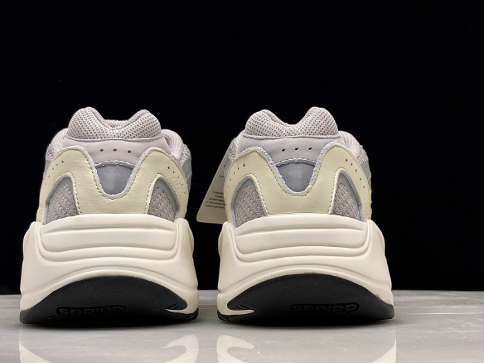 Y**zy 700 v2 static ef2829