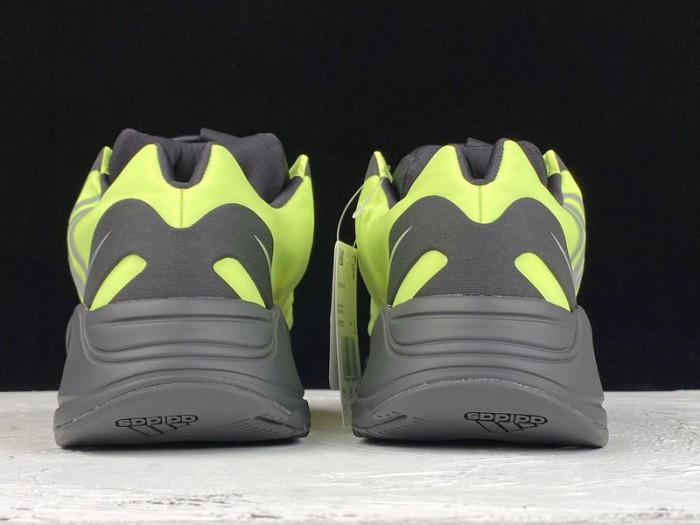 Y**zy boost 700 mnvn phosphor fy3727