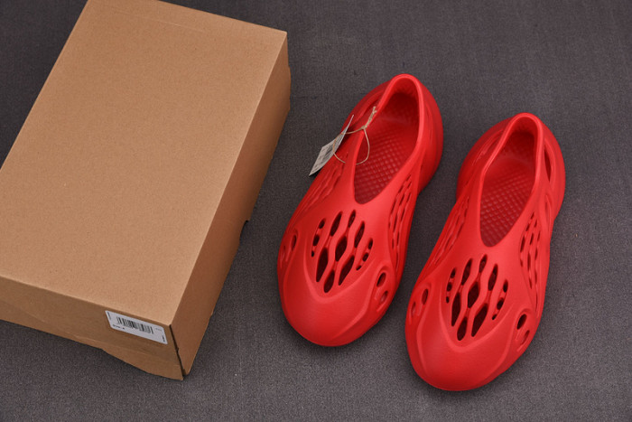 Y**zy foam runner slide red