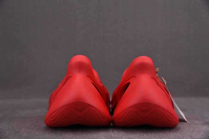 Y**zy foam runner slide red