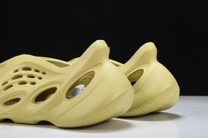 Y**zy foam rnnr sulfur    gv6775