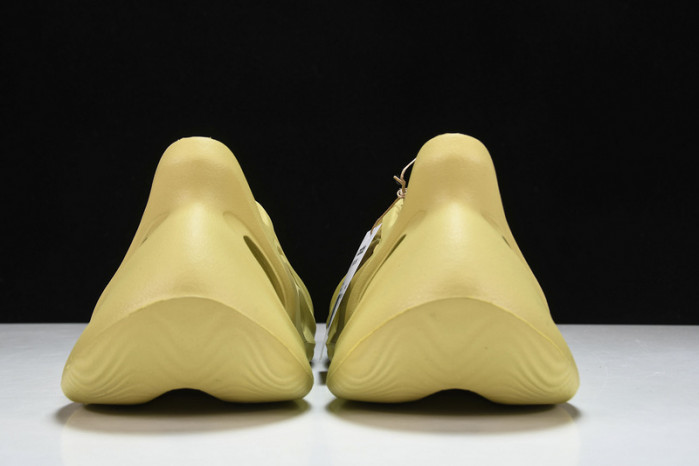 Y**zy foam rnnr sulfur    gv6775
