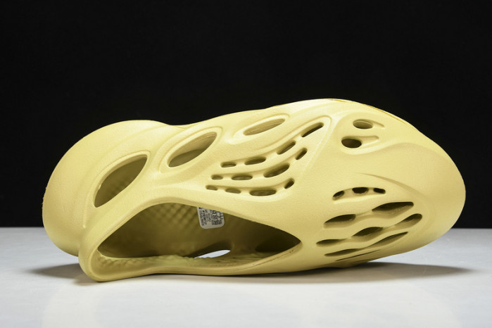 Y**zy foam rnnr sulfur    gv6775