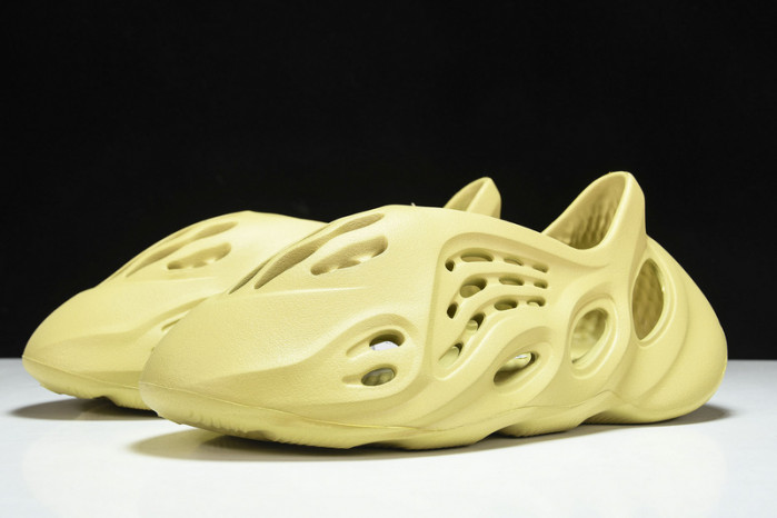 Y**zy foam rnnr sulfur    gv6775
