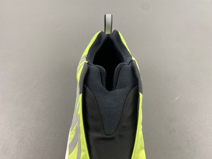 Y**zy boost 700 mnvn laceless 
