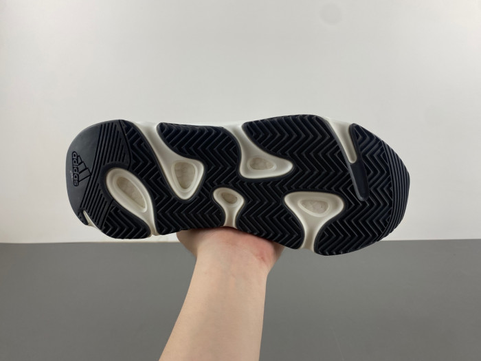 Y**zy boost 700 mnvn laceless 