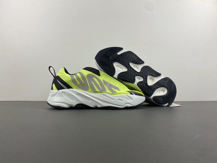 Y**zy boost 700 mnvn laceless 