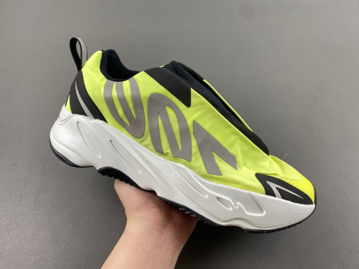 Y**zy boost 700 mnvn laceless 
