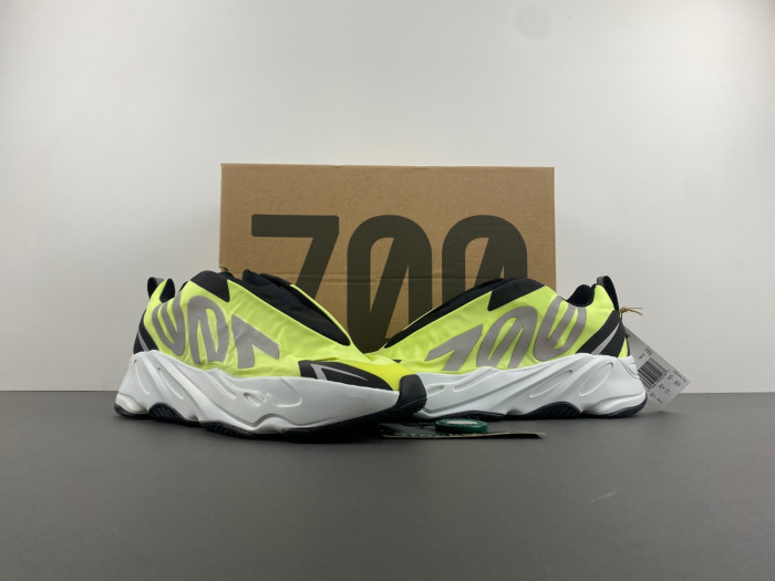 Y**zy boost 700 mnvn laceless 