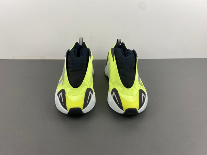 Y**zy boost 700 mnvn laceless 