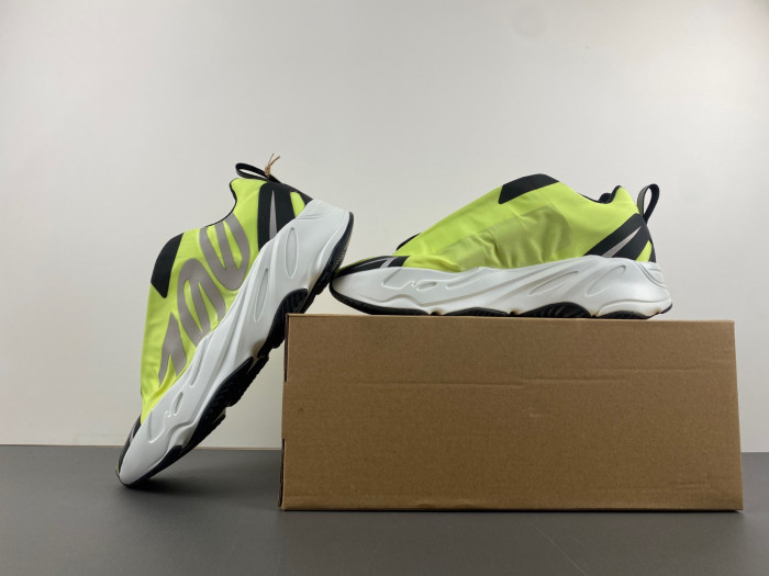 Y**zy boost 700 mnvn laceless 
