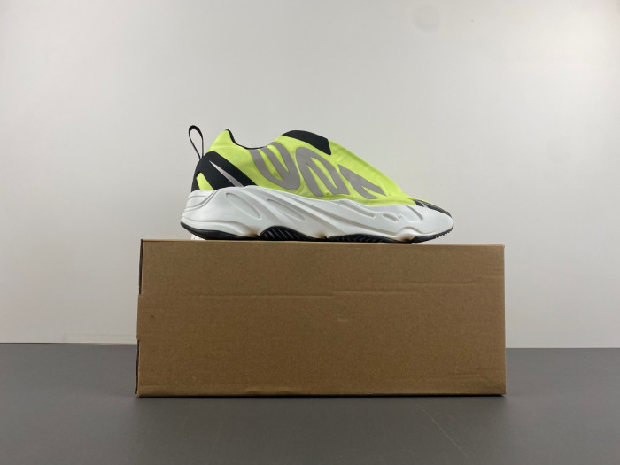 Y**zy boost 700 mnvn laceless 